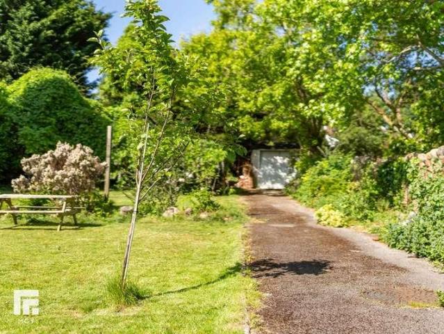 6 bed house for sale