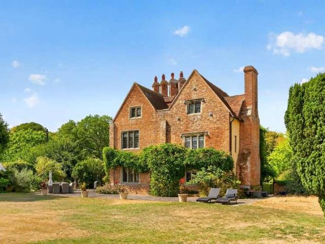 6 bed house for sale