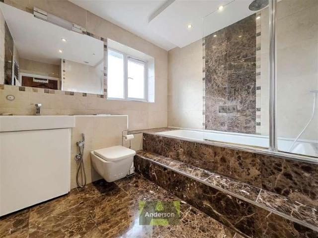 6 bed house for sale