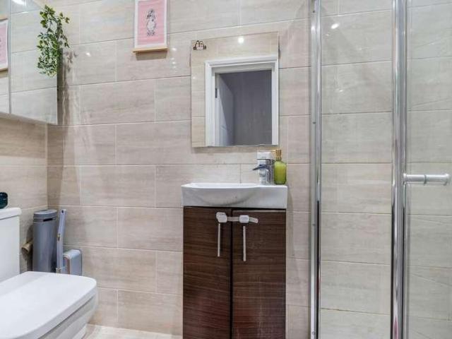 6 bed house for sale