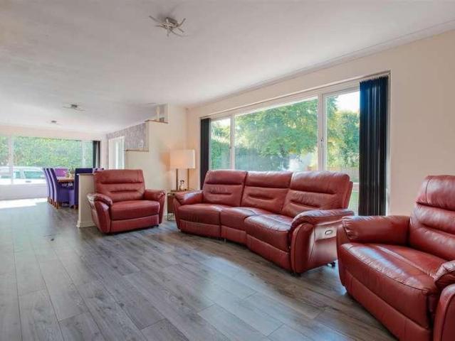 6 bed house for sale