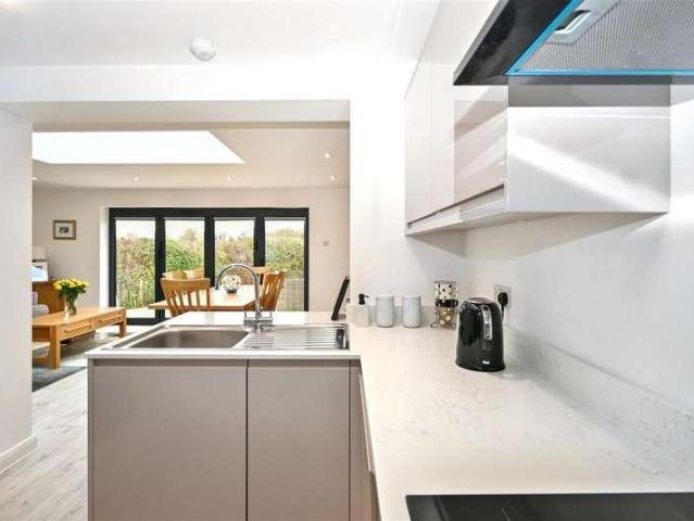 6 bed house for sale