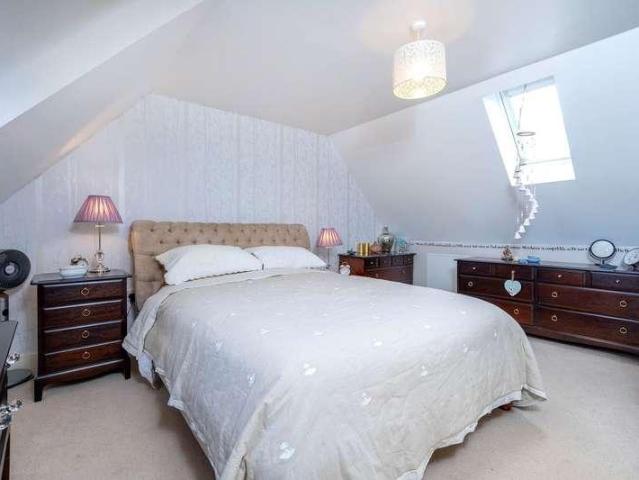 6 bed house for sale