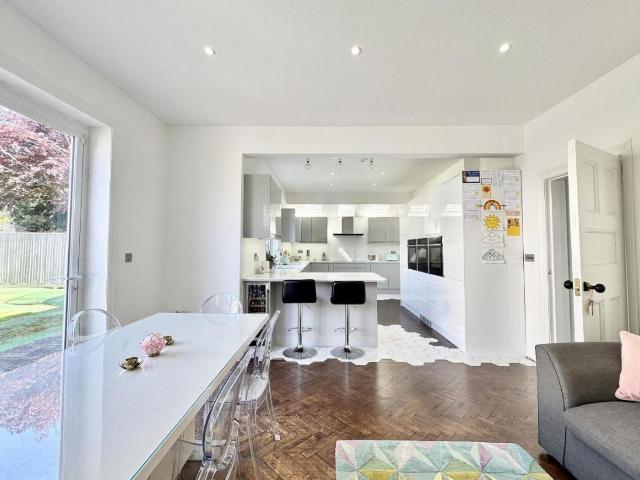 6 bed house for sale