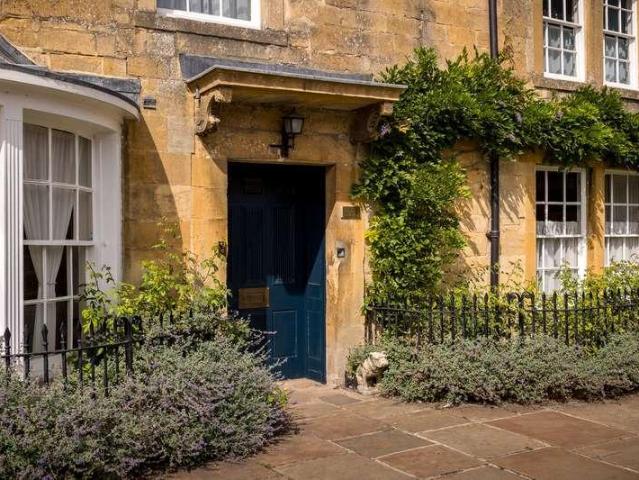 6 bed house for sale