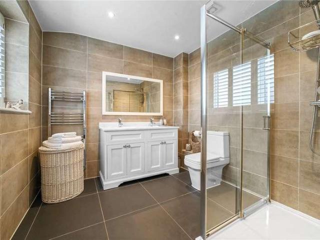 6 bed house for sale