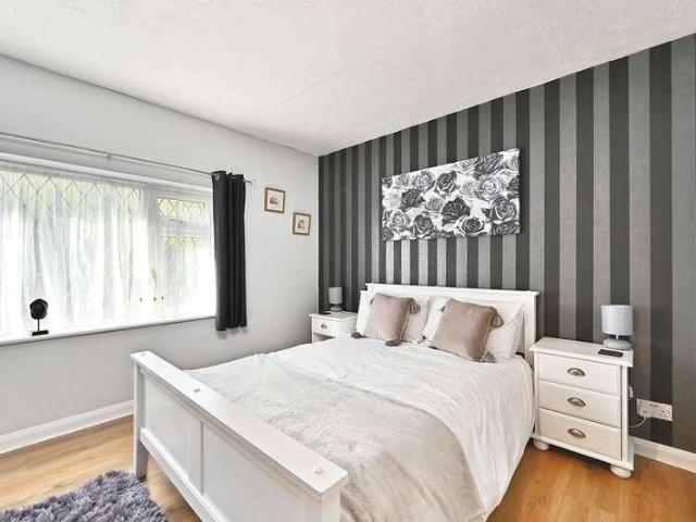 6 bed house for sale