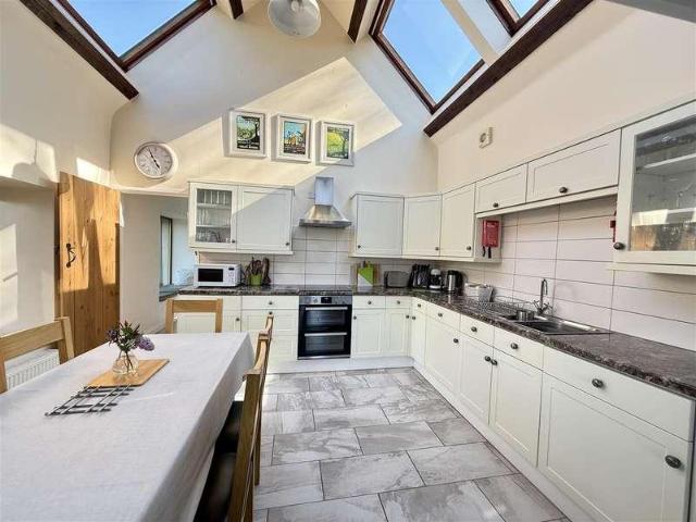 6 bed house for sale