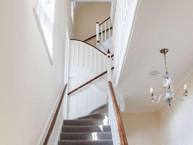 6 bed house for sale