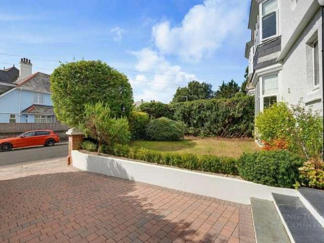 6 bed house for sale