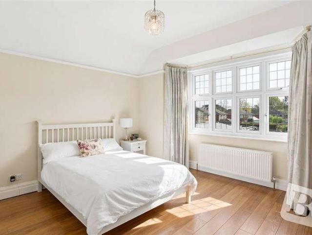 6 bed house for sale
