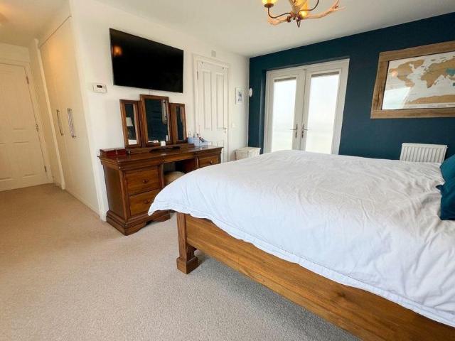 6 bed house for sale