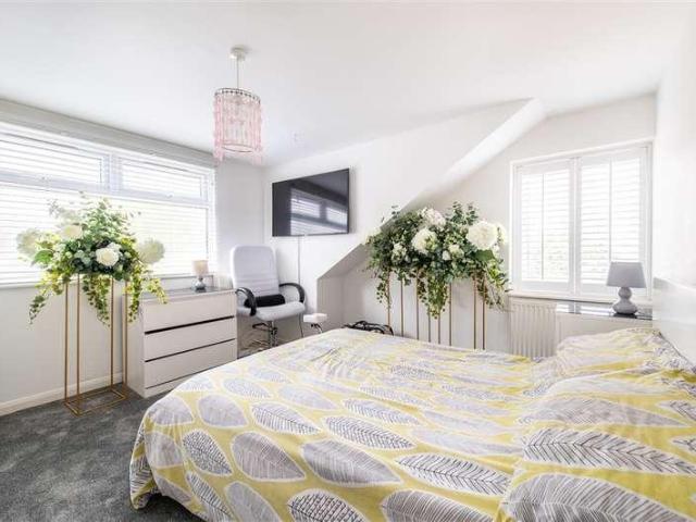6 bed house for sale