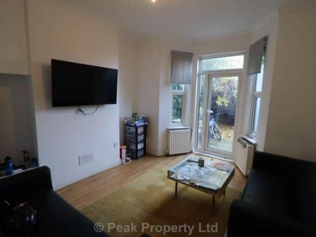 6 bed house for sale