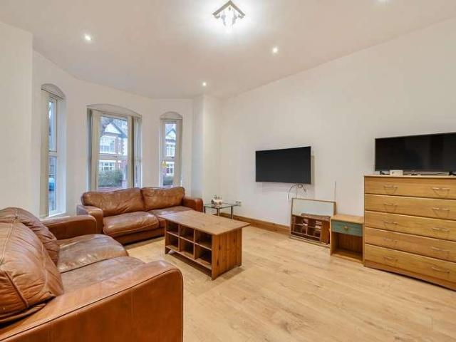 6 bed house for sale