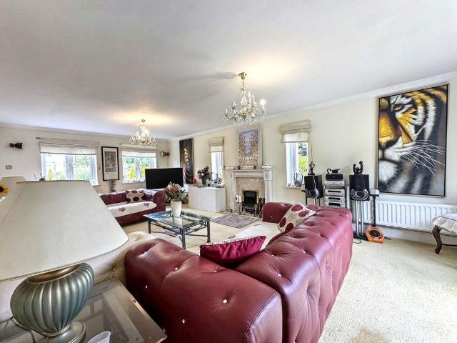 6 bed house for sale