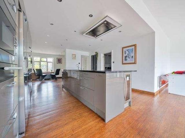 6 bed house for sale