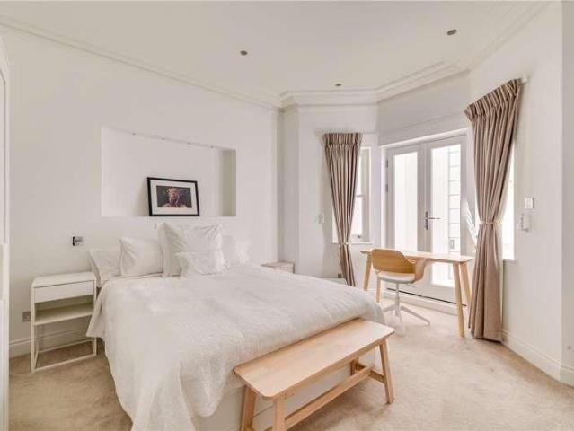 6 bed house for sale