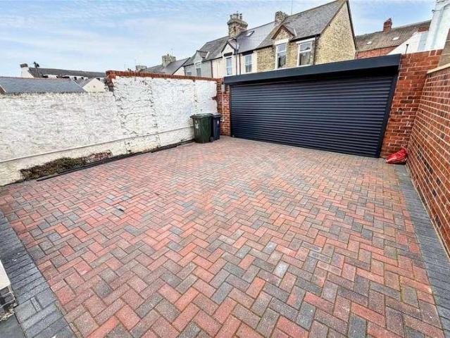 6 bed house for sale