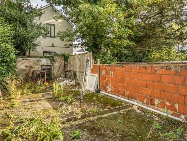 6 bed house for sale