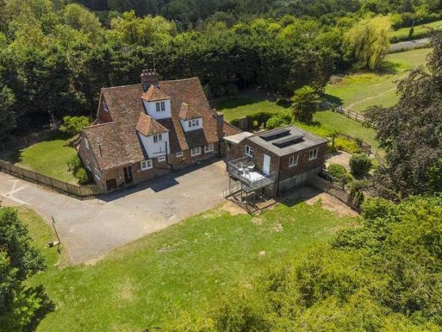 6 bed house for sale