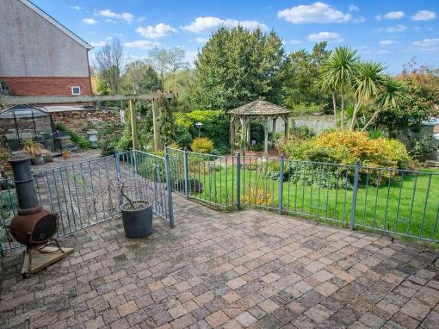 6 bed house for sale