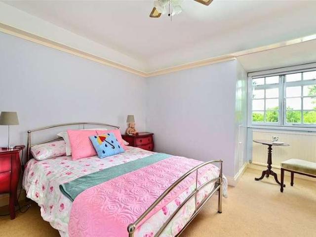 6 bed house for sale