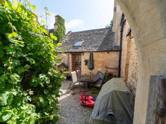 6 bed house for sale