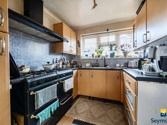 6 bed house for sale