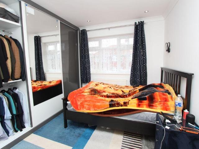 6 bed house for sale