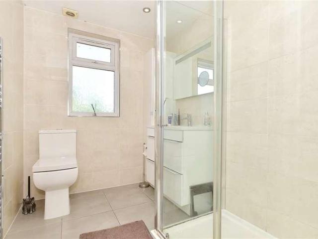 6 bed house for sale