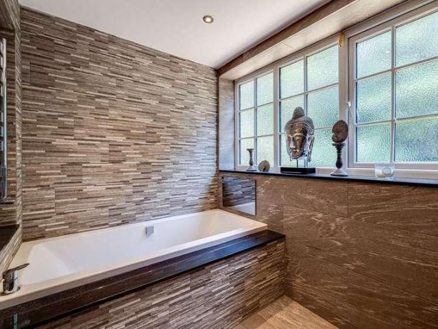 6 bed house for sale