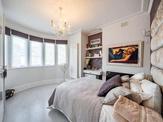 6 bed house for sale