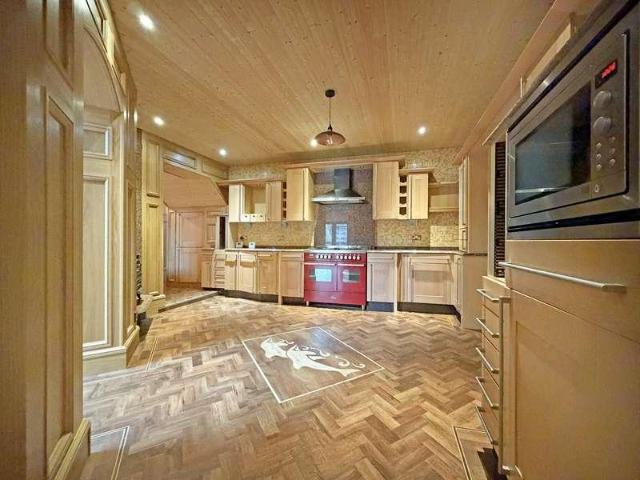 6 bed house for sale