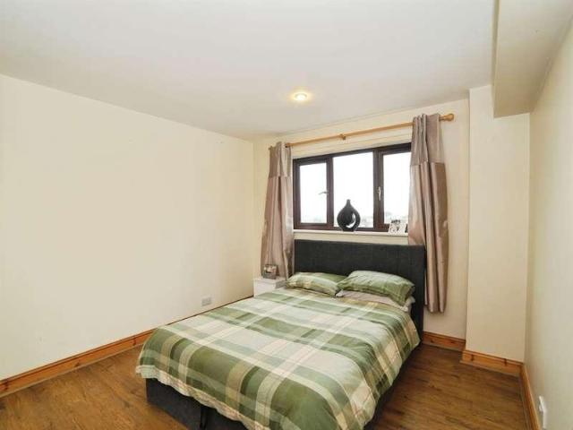6 bed house for sale