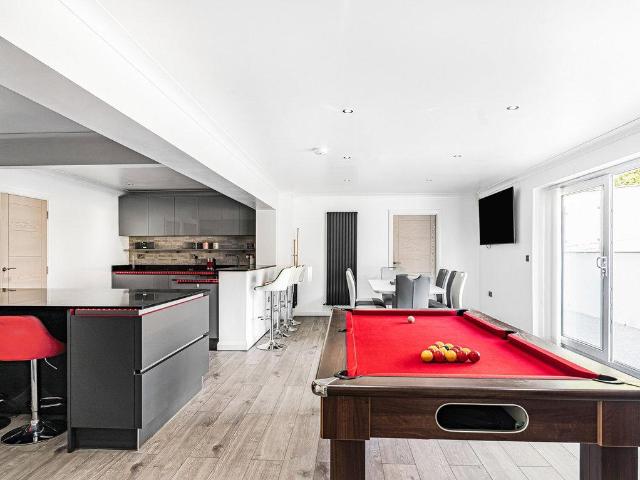 6 bed house for sale