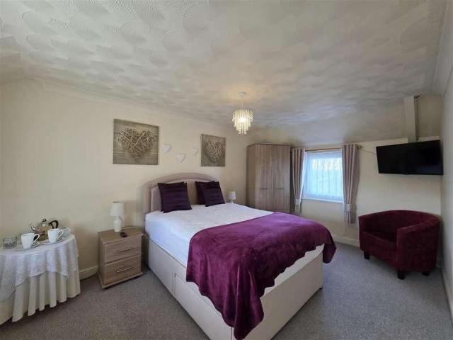 6 bed house for sale