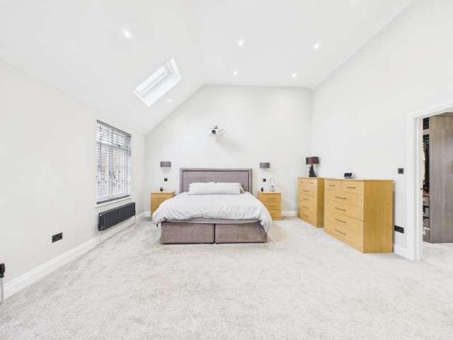 6 bed house for sale