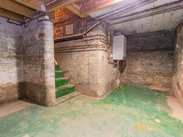 6 bed house for sale