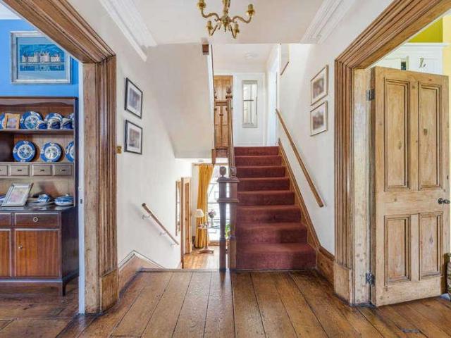 6 bed house for sale