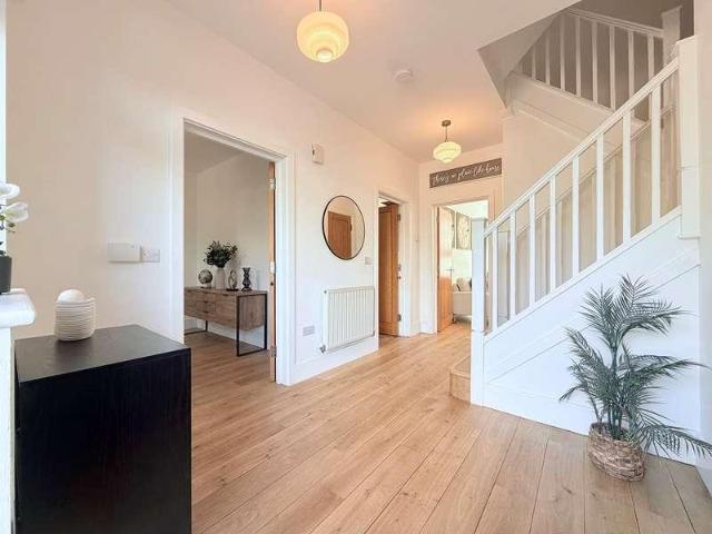 6 bed house for sale