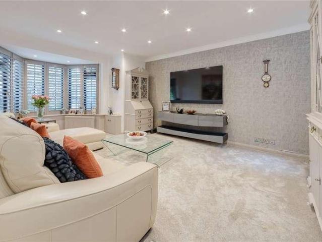 6 bed house for sale