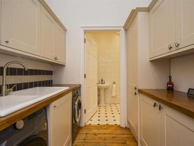 6 bed house for sale