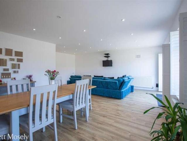 6 bed house for sale