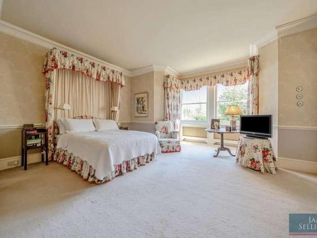 6 bed house for sale