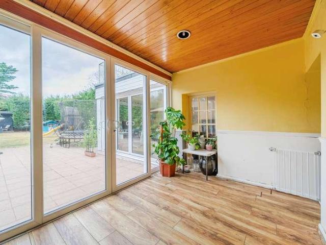 6 bed house for sale