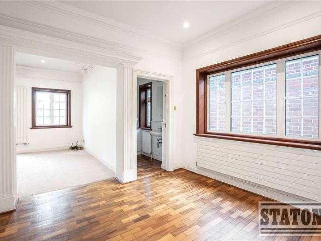 6 bed house for sale