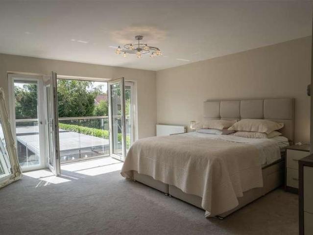6 bed house for sale