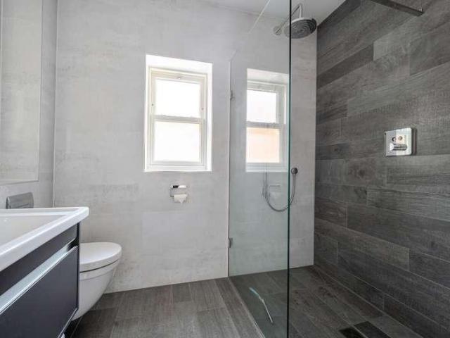 6 bed house for sale