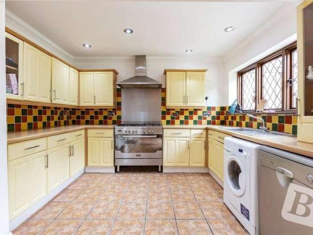 6 bed house for sale